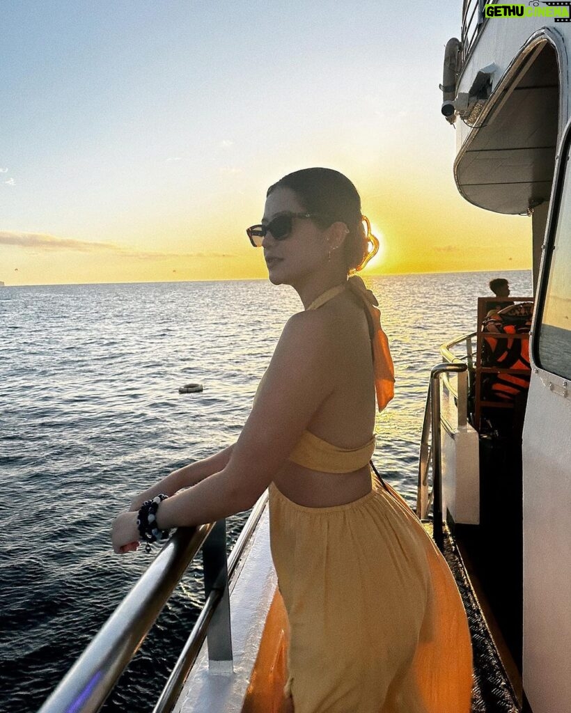 Sue Ramirez Instagram - The sun will set only to rise again 🌅💛 Boracay Island, Philippines