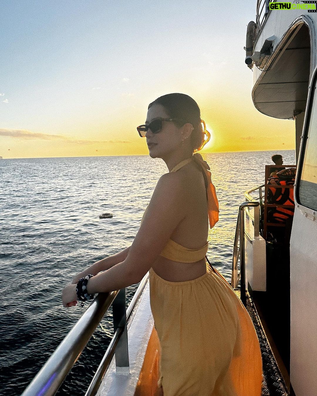 Sue Ramirez Instagram - The sun will set only to rise again 🌅💛 Boracay Island, Philippines