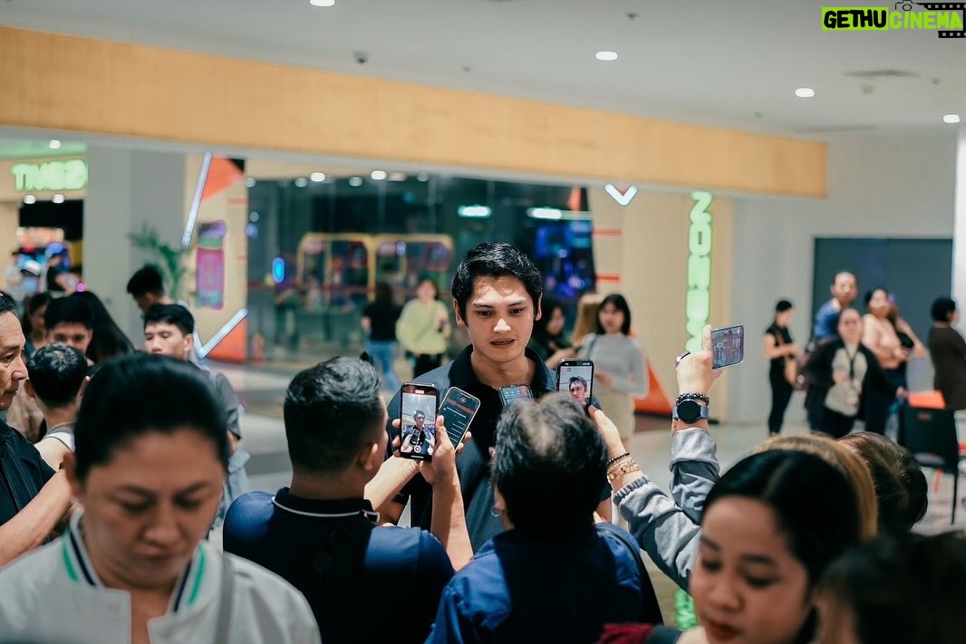 Sue Ramirez Instagram - #RewindMMFF Block Screening of Sue Ramirez and Victorias City Mayor Javi Benitez ♥️ 📍Ayala Malls Capitol Central Thank you for taking your greatest loves to watch REWIND! 💚⏪ #RewindNowShowing in MORE CINEMAS NATIONWIDE! #SalamatLods #MMFF2023