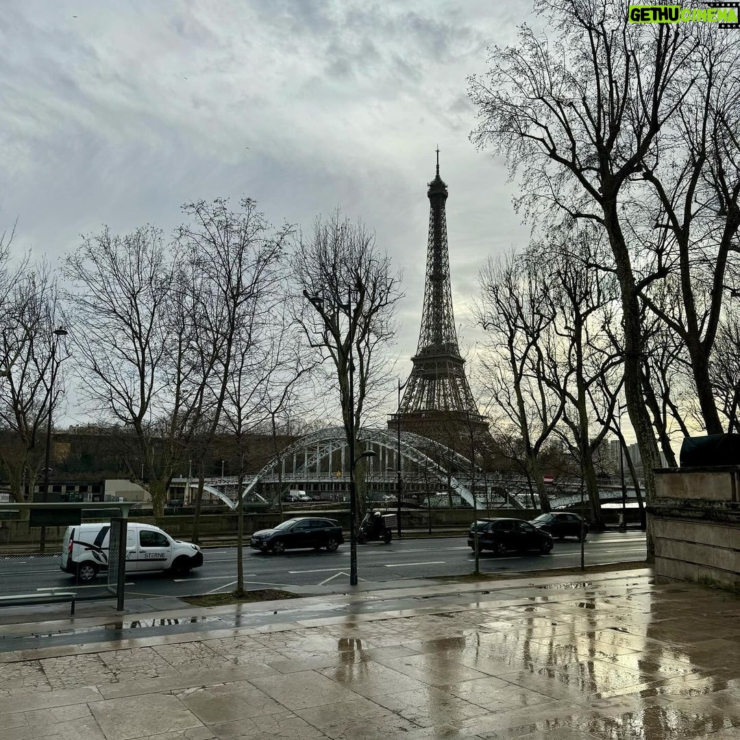 Suhana Khan Instagram - Paris in the rain 🤍 Paris, France