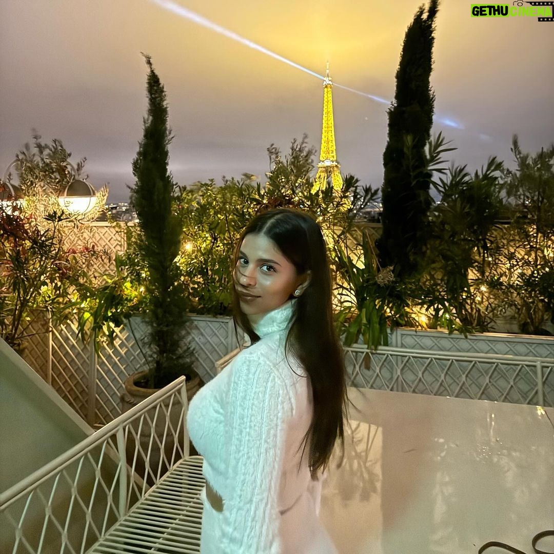 Suhana Khan Instagram - Paris in the rain 🤍 Paris, France