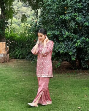 Suhani Sethi Instagram - I'm clearly very excited about the curly hair 🌺 @shopmulmul