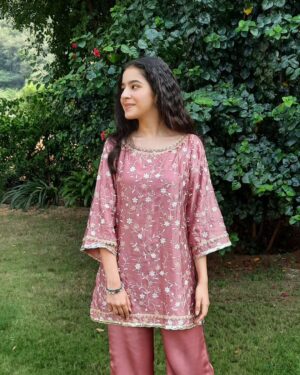 Suhani Sethi Instagram - I'm clearly very excited about the curly hair 🌺 @shopmulmul