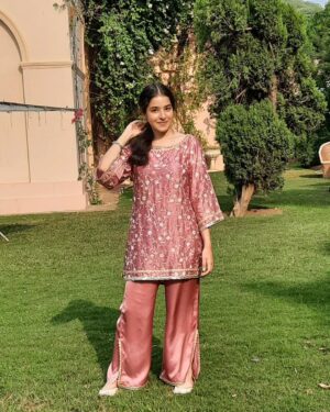 Suhani Sethi Instagram - I'm clearly very excited about the curly hair 🌺 @shopmulmul