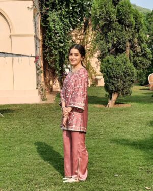Suhani Sethi Instagram - I'm clearly very excited about the curly hair 🌺 @shopmulmul