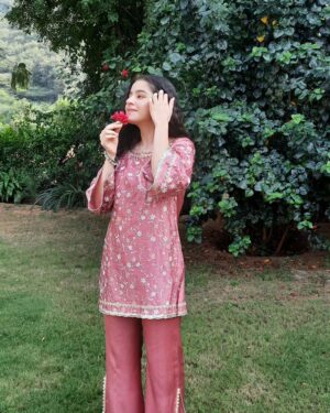 Suhani Sethi Instagram - I'm clearly very excited about the curly hair 🌺 @shopmulmul