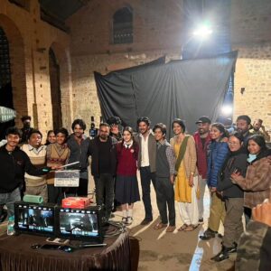 Suhani Sethi Instagram - People of Guns and Gulaabs ! ❤️ 
The best people, the best days, the best show 🌹

#GunsAndGulaabs #GunsAndGulaabsOnNetflix 🔫🌹

I have so many incredible memories of this show, I couldn't squeeze them all into this post 😬, so please bear with me!! 🤓