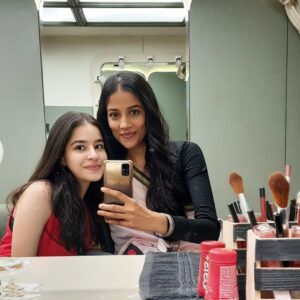 Suhani Sethi Instagram - People of Guns and Gulaabs ! ❤️ 
The best people, the best days, the best show 🌹

#GunsAndGulaabs #GunsAndGulaabsOnNetflix 🔫🌹

I have so many incredible memories of this show, I couldn't squeeze them all into this post 😬, so please bear with me!! 🤓
