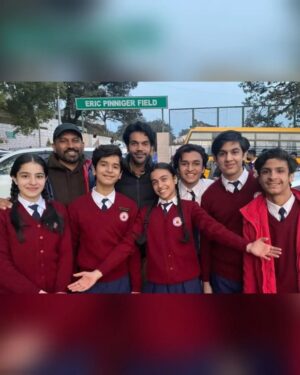 Suhani Sethi Instagram - Jo, Nannu, Ikhlaq, Gangu 🌹
When Tipu himself visited our school (without the paana 🔧😬) 
 
I've had the most fun shooting with you guys @krishrao_official @araham.sawant @tanishqchaudhary_ !!! Miss the 24/7 jokes, the overnight shoots, and UNO ❤️ 

#GunsAndGulaabs #GunsAndGulaabsOnNetflix