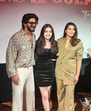 Suhani Sethi Instagram - Jo, Arjun, Madhu. My beautifullllll mum and dad ❤️❤️❤️
Followed by my first day of shoot - also the first ever scene of Jo in the show! 
Have you watched the first episode yet ? 🔫🌹
@netflix_in 💖

#gunsandgulaabs #gunsandgulaabsonnetflix