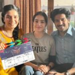 Suhani Sethi Instagram – Jo, Arjun, Madhu. My beautifullllll mum and dad ❤️❤️❤️
Followed by my first day of shoot – also the first ever scene of Jo in the show! 
Have you watched the first episode yet ? 🔫🌹
@netflix_in 💖

#gunsandgulaabs #gunsandgulaabsonnetflix