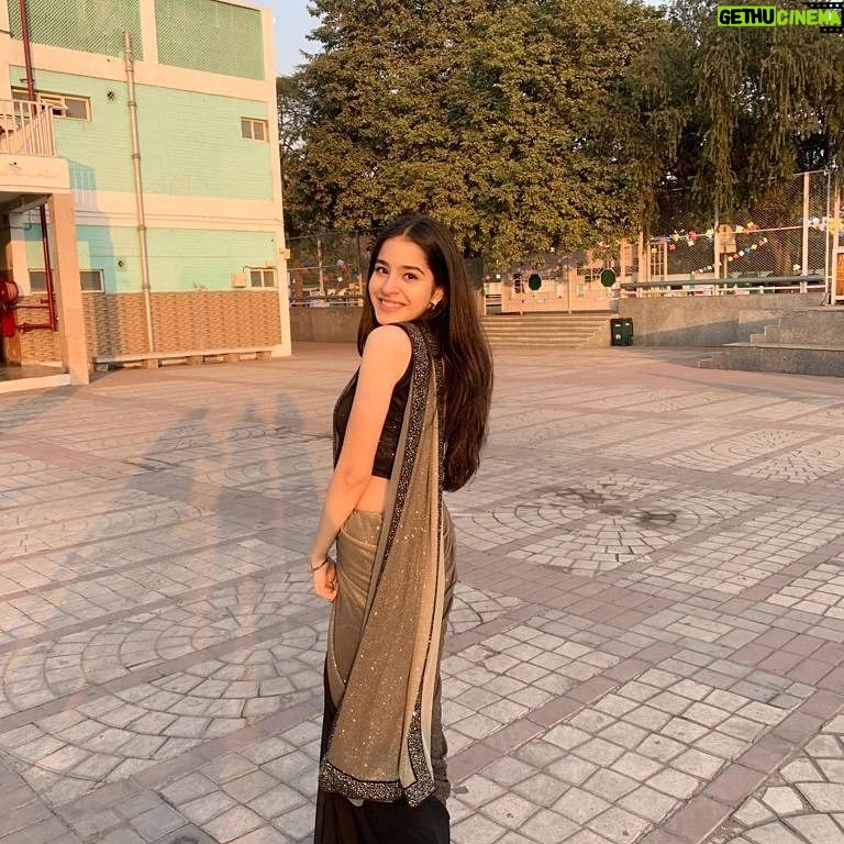 Suhani Sethi Instagram - Kitni dafa subah ko meri tere aangan mei baithe maine shaam kiya... Kabhi alvida naa kehna, Dps Rkp 🌻❤️ Delhi Public School, R.K. Puram, New Delhi