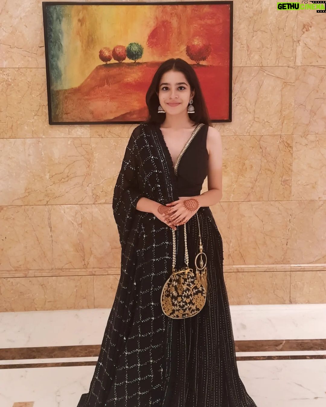 Suhani Sethi Instagram - ft. my tanned arms 🥴