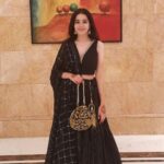 Suhani Sethi Instagram – ft. my tanned arms 🥴