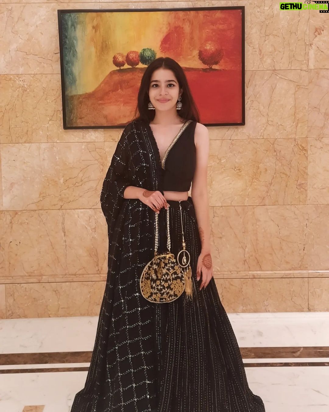 Suhani Sethi Instagram - ft. my tanned arms 🥴