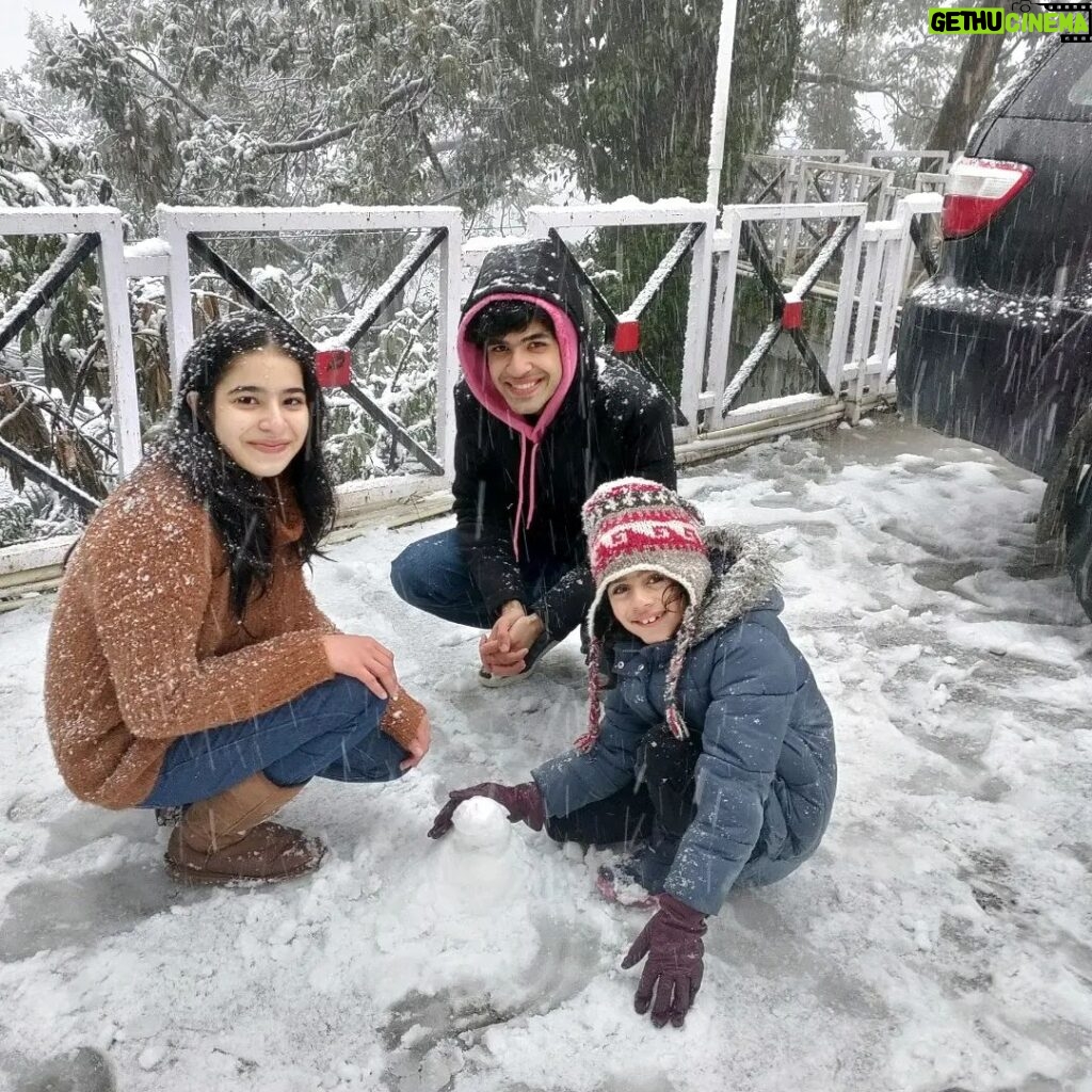 Suhani Sethi Instagram - Just some more of Sofia!! 💗 (Majorly the crazy times we had during the making 😬) Also our little Seher playing Iti in the film, made snowmen for us 🥰☃️ #cuttputlli