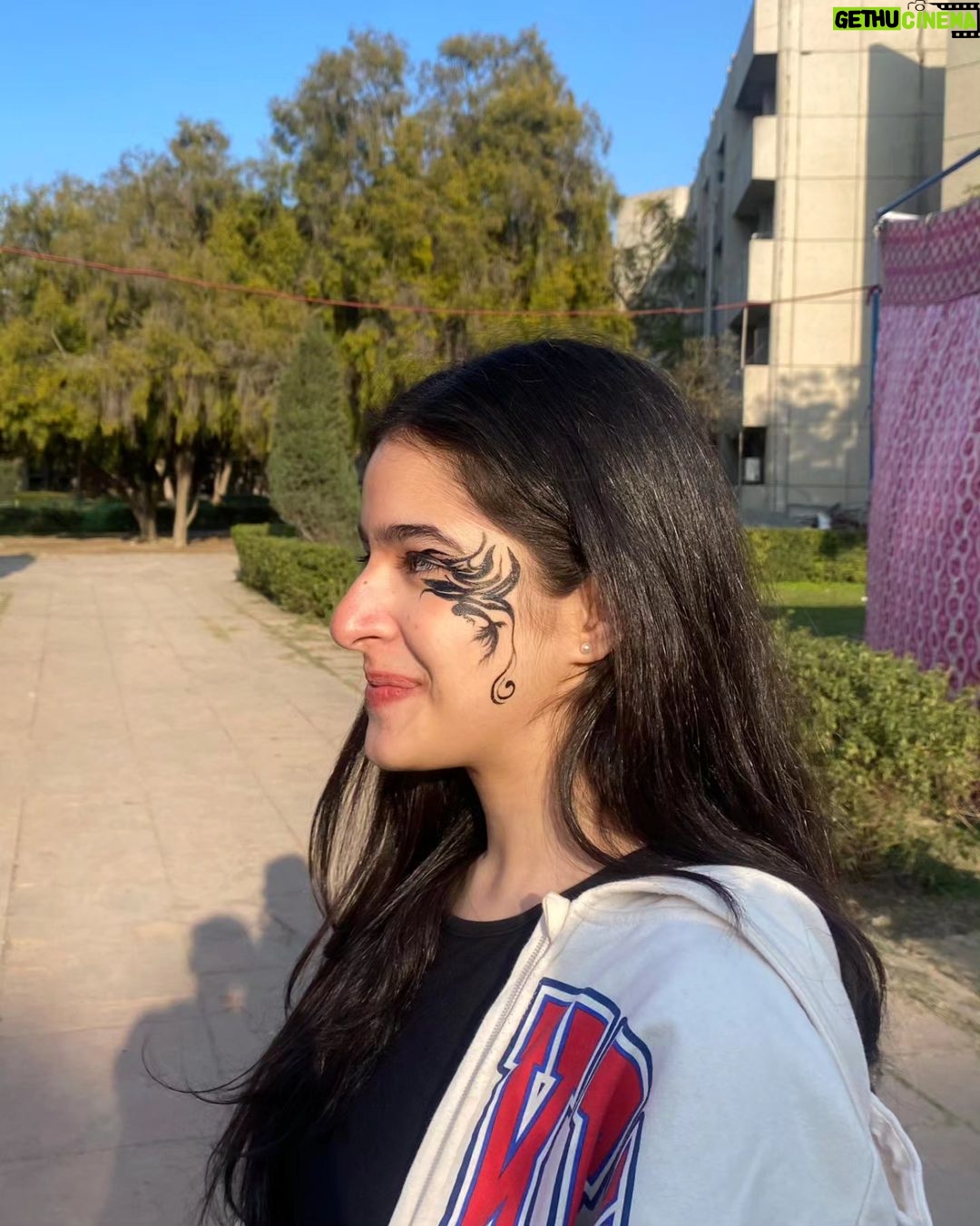 Suhani Sethi Instagram - just some π¨ποΈπβ¨ and loads of πβΊοΈπ©·