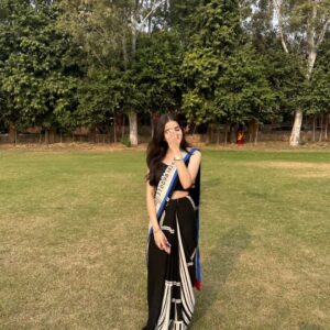 Suhani Sethi Instagram - My indecisiveness about posting these pictures had them waiting for months -_- 
🥻🖤@satyapaulindia