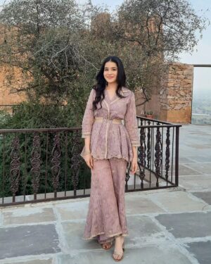 Suhani Sethi Instagram - indecisiveness at its peak 🌸🩷