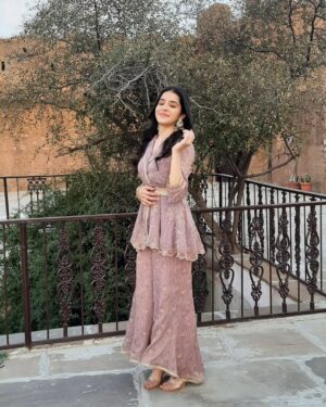 Suhani Sethi Instagram - indecisiveness at its peak 🌸🩷