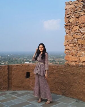Suhani Sethi Instagram - indecisiveness at its peak 🌸🩷