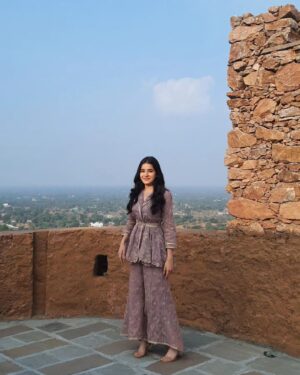 Suhani Sethi Instagram - indecisiveness at its peak 🌸🩷