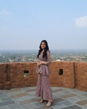 Suhani Sethi Instagram - indecisiveness at its peak 🌸🩷