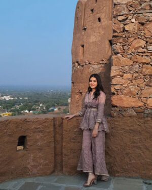 Suhani Sethi Instagram - indecisiveness at its peak 🌸🩷