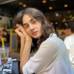 Sultan Elif Taş Instagram - Hazır saçlarım çok güzel olmuş @mtndemirr ,ışık da güzel hemen fotoğraf çekileyim dedim arada güzel fotoğraflar da çekiyor sevgilim @akiemre
