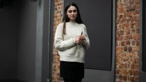 Sultan Elif Taş Instagram - Az biraz sinir krizi geçirmeli, biraz şımarmalı ve bol eğlenmeli çok güzel ve oldukça verimli geçen 16 hafta için teşekkürler @saimguvelogluatolye Bu güzel fotoğraflar içinde @genceryurttas ‘a ayrıca teşekkür ederim. Çok güzel bir ekip olduk sınıf arkadaşlarımla , sizleri seviyorum ☺️. Yeni maceralara… Lütfen sondaki muhteşem fotoğrafımı kaçırmayın 😎