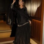 Sunanda Sharma Instagram - 𝐀𝐚𝐧𝐤𝐡𝐞𝐢𝐧 𝐭𝐡𝐢, 𝐣𝐨 𝐤𝐞𝐡 𝐠𝐚𝐲𝐢 𝐬𝐚𝐛 𝐤𝐮𝐜𝐡, 𝐋𝐚𝐟𝐳 𝐡𝐨𝐭𝐞, 𝐭𝐨𝐡 𝐦𝐮𝐤𝐚𝐫 𝐠𝐚𝐲𝐞 𝐡𝐨𝐭𝐞.. . . Makeup by my jaan @el3gance_mua suit @saggiphull_by_tulika_heer 📸 @satishvclicks