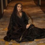 Sunanda Sharma Instagram - 𝐀𝐚𝐧𝐤𝐡𝐞𝐢𝐧 𝐭𝐡𝐢, 𝐣𝐨 𝐤𝐞𝐡 𝐠𝐚𝐲𝐢 𝐬𝐚𝐛 𝐤𝐮𝐜𝐡, 𝐋𝐚𝐟𝐳 𝐡𝐨𝐭𝐞, 𝐭𝐨𝐡 𝐦𝐮𝐤𝐚𝐫 𝐠𝐚𝐲𝐞 𝐡𝐨𝐭𝐞.. . . Makeup by my jaan @el3gance_mua suit @saggiphull_by_tulika_heer 📸 @satishvclicks