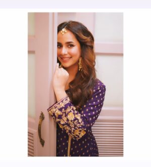 Sunanda Sharma Instagram - Roz ni mainu Call te puchhe,
Time oh Pehli Date Da🙈🤙💫
.
.
@saggiphull_by_tulika_heer thank you for making this beautiful suit❤️
@rasa_jewels 💎💫