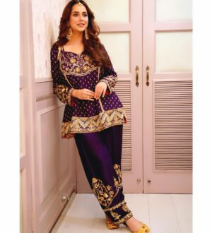 Sunanda Sharma Instagram - Roz ni mainu Call te puchhe,
Time oh Pehli Date Da🙈🤙💫
.
.
@saggiphull_by_tulika_heer thank you for making this beautiful suit❤️
@rasa_jewels 💎💫