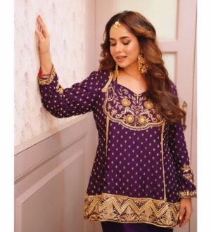Sunanda Sharma Instagram - Roz ni mainu Call te puchhe,
Time oh Pehli Date Da🙈🤙💫
.
.
@saggiphull_by_tulika_heer thank you for making this beautiful suit❤️
@rasa_jewels 💎💫