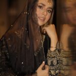 Sunanda Sharma Instagram - 𝐀𝐚𝐧𝐤𝐡𝐞𝐢𝐧 𝐭𝐡𝐢, 𝐣𝐨 𝐤𝐞𝐡 𝐠𝐚𝐲𝐢 𝐬𝐚𝐛 𝐤𝐮𝐜𝐡, 𝐋𝐚𝐟𝐳 𝐡𝐨𝐭𝐞, 𝐭𝐨𝐡 𝐦𝐮𝐤𝐚𝐫 𝐠𝐚𝐲𝐞 𝐡𝐨𝐭𝐞.. . . Makeup by my jaan @el3gance_mua suit @saggiphull_by_tulika_heer 📸 @satishvclicks