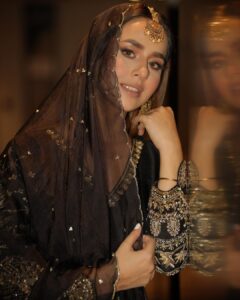 Sunanda Sharma Instagram - 𝐀𝐚𝐧𝐤𝐡𝐞𝐢𝐧 𝐭𝐡𝐢, 𝐣𝐨 𝐤𝐞𝐡 𝐠𝐚𝐲𝐢 𝐬𝐚𝐛 𝐤𝐮𝐜𝐡, 𝐋𝐚𝐟𝐳 𝐡𝐨𝐭𝐞, 𝐭𝐨𝐡 𝐦𝐮𝐤𝐚𝐫 𝐠𝐚𝐲𝐞 𝐡𝐨𝐭𝐞.. . . Makeup by my jaan @el3gance_mua suit @saggiphull_by_tulika_heer 📸 @satishvclicks