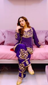 Sunanda Sharma Instagram - Roz ni mainu Call te puche, Time ni pehli Date da🤙😉 . . Beautiful suit by @saggiphull_by_tulika_heer 💜 Jewels @rasa_jewels 💎