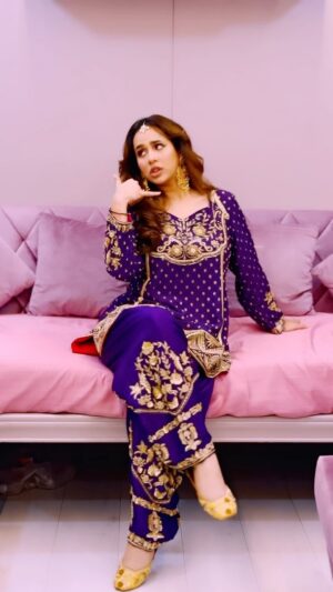 Sunanda Sharma Instagram - Roz ni mainu Call te puche,
Time ni pehli Date da🤙😉
.
.
Beautiful suit by @saggiphull_by_tulika_heer 💜
Jewels @rasa_jewels 💎