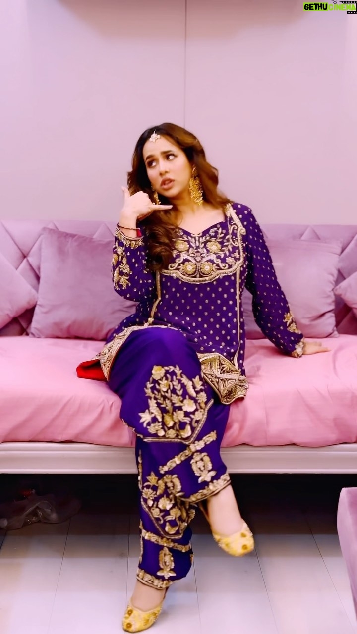 Sunanda Sharma Instagram - Roz ni mainu Call te puche, Time ni pehli Date da🤙😉 . . Beautiful suit by @saggiphull_by_tulika_heer 💜 Jewels @rasa_jewels 💎