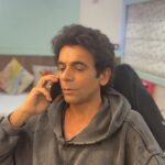 Sunil Grover Instagram – Sab puch rahe the Season 2 kab aayega, toh maine bhi call karke puch liya!

#SunflowerS2 ke trailer mein date reveal hogi! 

#Sunflower 

@adah_ki_adah @ranvirshorey
@vikas71 @parmarchaitally @navingujral @mukulchadda @ashishvidyarthi1 @shonalinagrani @sonaljhaofficial @radhabhatt @salk.04 @officialashwinkaushal @reliance.entertainment #GoodCo @virajsawant @sarkarshibasish @ria.nalavade @girishkulkarni1 @nirajpamwani @rohitkulkarni @vijayganguly @manish_kalra_ @nimishalok @surryamenen @duhjizzy @navagat_p @zee5 @zee5global