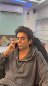 Sunil Grover Instagram - Sab puch rahe the Season 2 kab aayega, toh maine bhi call karke puch liya! #SunflowerS2 ke trailer mein date reveal hogi! #Sunflower @adah_ki_adah @ranvirshorey @vikas71 @parmarchaitally @navingujral @mukulchadda @ashishvidyarthi1 @shonalinagrani @sonaljhaofficial @radhabhatt @salk.04 @officialashwinkaushal @reliance.entertainment #GoodCo @virajsawant @sarkarshibasish @ria.nalavade @girishkulkarni1 @nirajpamwani @rohitkulkarni @vijayganguly @manish_kalra_ @nimishalok @surryamenen @duhjizzy @navagat_p @zee5 @zee5global