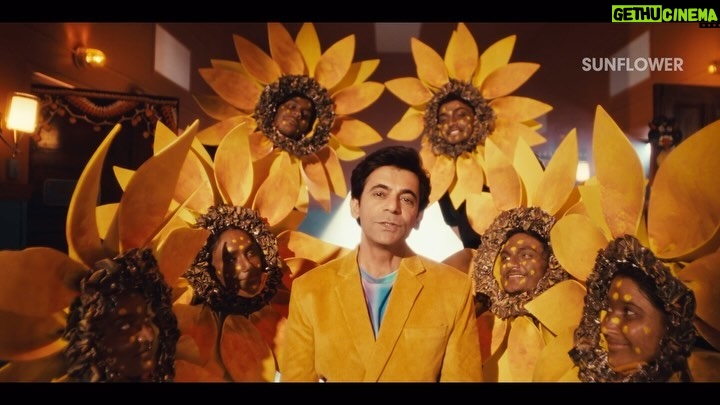 Sunil Grover Instagram - 🚨 SPOILER ALERT! Get on a nostalgic ride with Sonu & revisit Sunflower S1 beat by beat ⏪ Don’t miss the surprise at the end! 😉 Watch #SunflowerS1 for FREE till 14th February only on #ZEE5 Excitingly, #SunflowerS2 is on the horizon! 🤭 #Sunflower @adah_ki_adah @ranvirshorey @vikas71 @parmarchaitally @navingujral @mukulchadda @ashishvidyarthi1 @shonalinagrani @sonaljhaofficial @radhabhatt @salk.04 @officialashwinkaushal @reliance.entertainment #GoodCo @virajsawant @sarkarshibasish @ria.nalavade @girishkulkarni1 @nirajpamwani @rohitkulkarni @vijayganguly @manish_kalra_ @nimishalok @surryamenen @duhjizzy @navagat_p @zee5 @zee5global