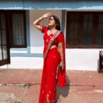 Sunitha Pandey Instagram - Sunlight makes you Red. #sareelove #crimepetrol #crimeworld #bts #sunita #shootmode