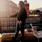 Sunitha Pandey Instagram - Stand Tall To See The Tallest🏛️ #travel #travelphotography #sunita #rajasthan #udaipur #jaipur #travelblogger