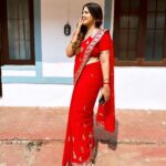 Sunitha Pandey Instagram - Sunlight makes you Red. #sareelove #crimepetrol #crimeworld #bts #sunita #shootmode
