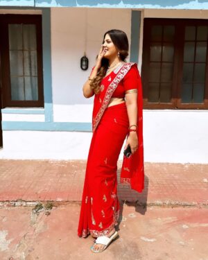 Sunitha Pandey Instagram - Sunlight makes you Red.

#sareelove #crimepetrol #crimeworld #bts #sunita #shootmode