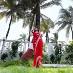 Sunitha Pandey Instagram - Sunlight makes you Red. #sareelove #crimepetrol #crimeworld #bts #sunita #shootmode