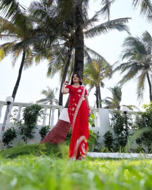 Sunitha Pandey Instagram - Sunlight makes you Red.

#sareelove #crimepetrol #crimeworld #bts #sunita #shootmode