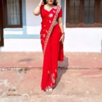 Sunitha Pandey Instagram - Sunlight makes you Red. #sareelove #crimepetrol #crimeworld #bts #sunita #shootmode